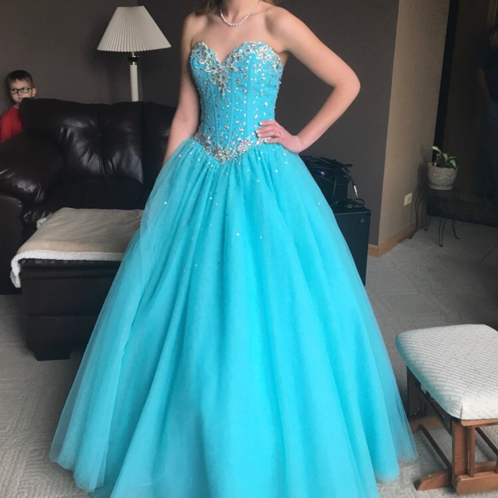 Stunning Prom Dress!! Size 0 Must see